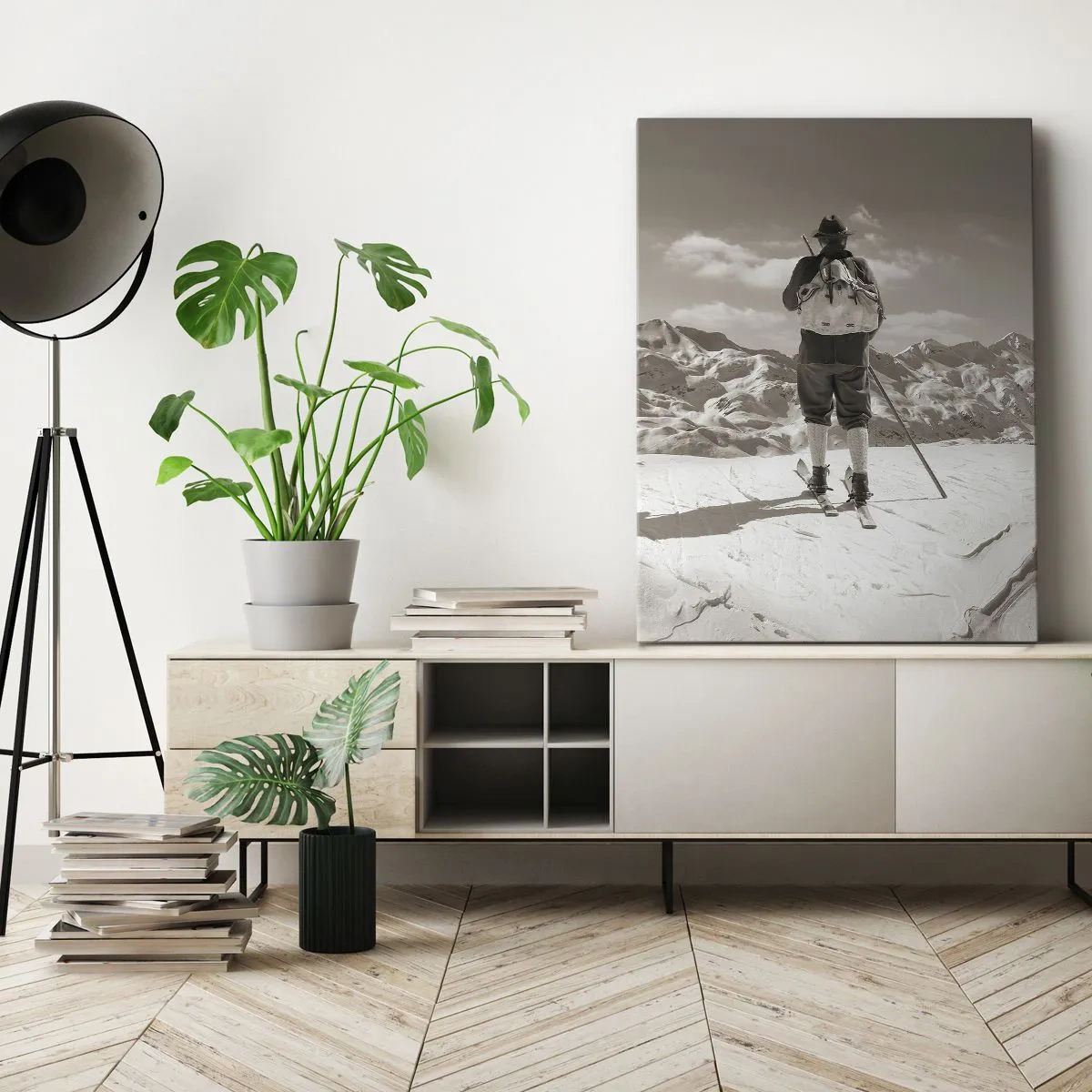 Bild auf Leinwand - Leinwandbild - Ein Skifahrer auf einem Berggipfel in Schwarz und Weiß - 50x70cm - Und die Berge bleiben unverändert - Moderne Wanddekoration für Wohnzimmer und Schlafzimmer ARTTOR