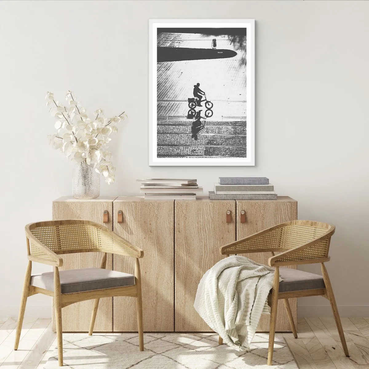 Poster in einem weißen Rahmen - Vor sich hin durch die Stadt - 70x100 cm