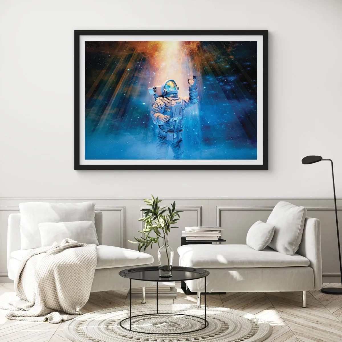 Poster in einem schwarzem Rahmen - Astronaut im Licht einer kosmischen Explosion voller Sterne - 70x50cm - Endlich am Ende - Moderne Wanddekoration für Wohnzimmer und Schlafzimmer ARTTOR