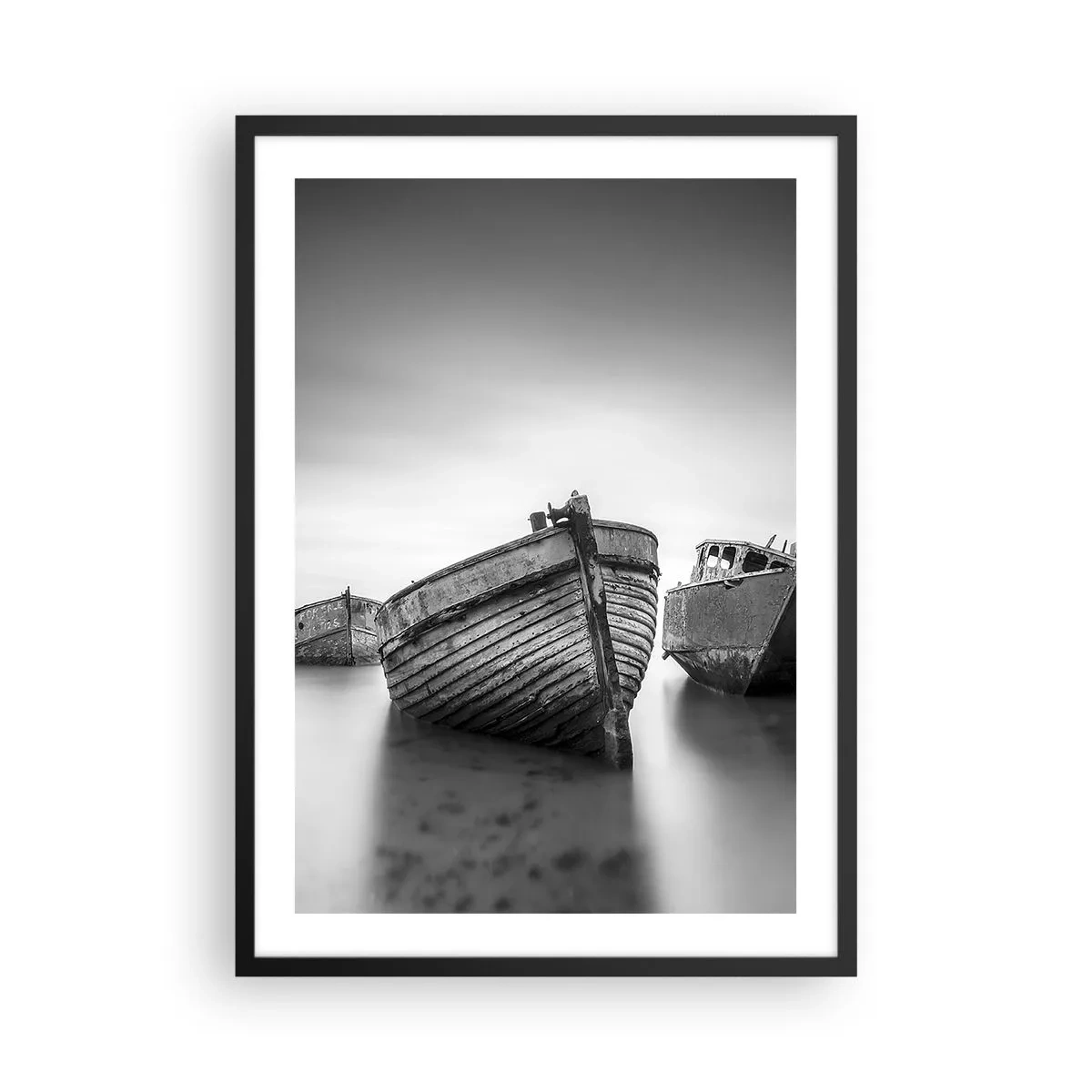 Poster in einem schwarzem Rahmen - Schwarz-Weiß-Aufnahme von alten Booten auf ruhigem Wasser - 50x70cm - Nur Erinnerungen ... - Moderne Wanddekoration für Wohnzimmer und Schlafzimmer ARTTOR