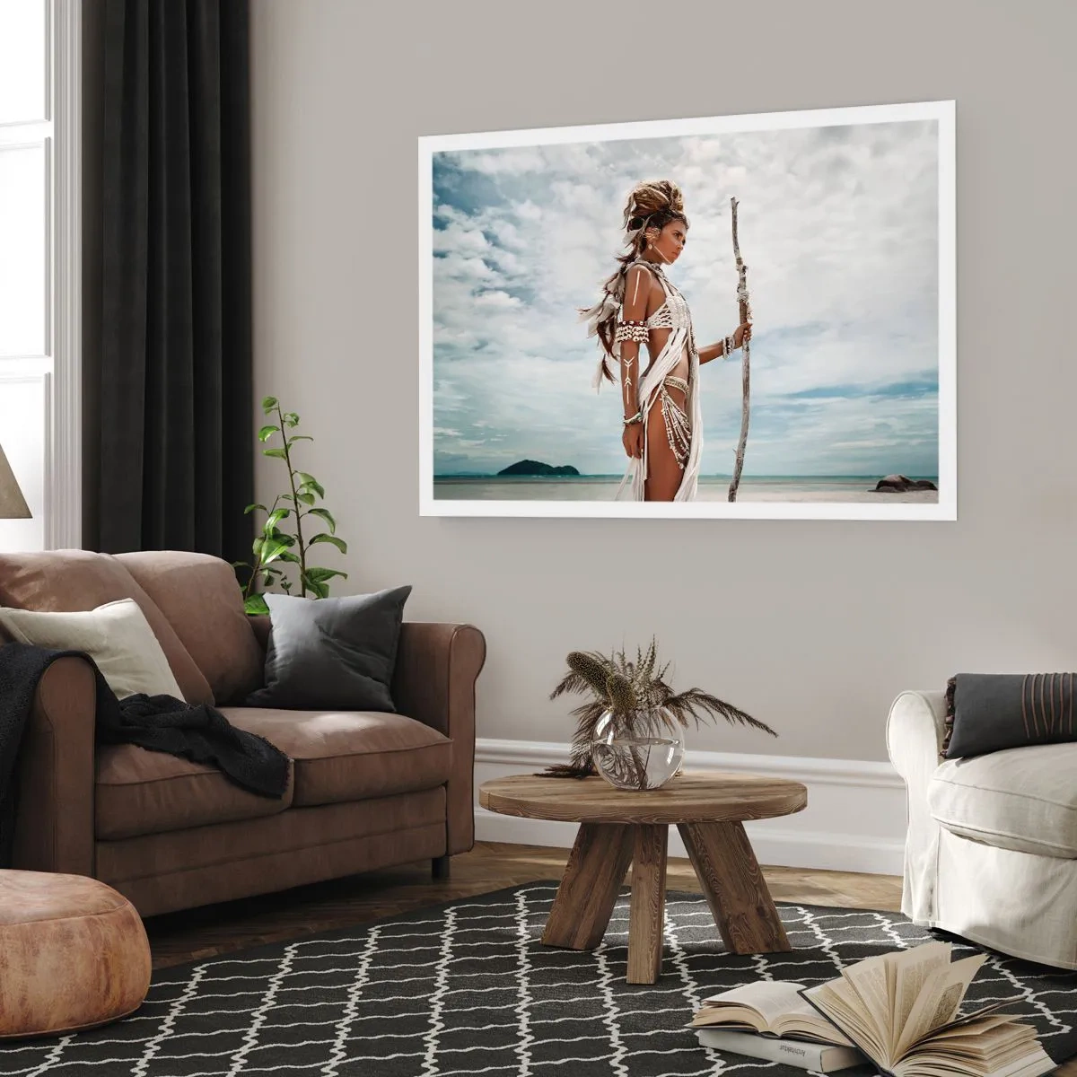 Poster - Stilisierte Frau am Strand mit ethnischen Ornamenten und einem Stock - 100x70cm - Königin der Tropen - Moderne Wanddekoration für Wohnzimmer und Schlafzimmer ARTTOR