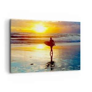 Bild auf Leinwand - Leinwandbild - Ein Surfer geht bei Sonnenuntergang mit einem Brett in der Hand am Strand spazieren. - 100x70cm - Die Rückkehr des Kriegers - Moderne Wanddekoration für Wohnzimmer und Schlafzimmer ARTTOR