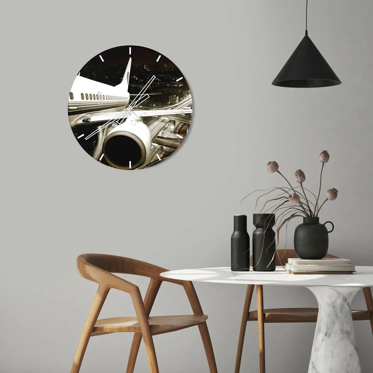 Wanduhr - Glasuhr - Ein Flugzeug vor der Kulisse einer nächtlichen Stadt - 30x30cm - In die Nacht fliegen - Moderne Wanddekoration für Wohnzimmer, Küche und Schlafzimmer ARTTOR