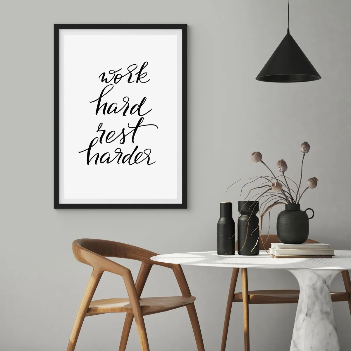Poster in einem schwarzem Rahmen - Motivierende Inschrift „Work hard rest harder“ auf weißem Hintergrund - 50x70cm - Lebensbalance - Moderne Wanddekoration für Wohnzimmer und Schlafzimmer ARTTOR