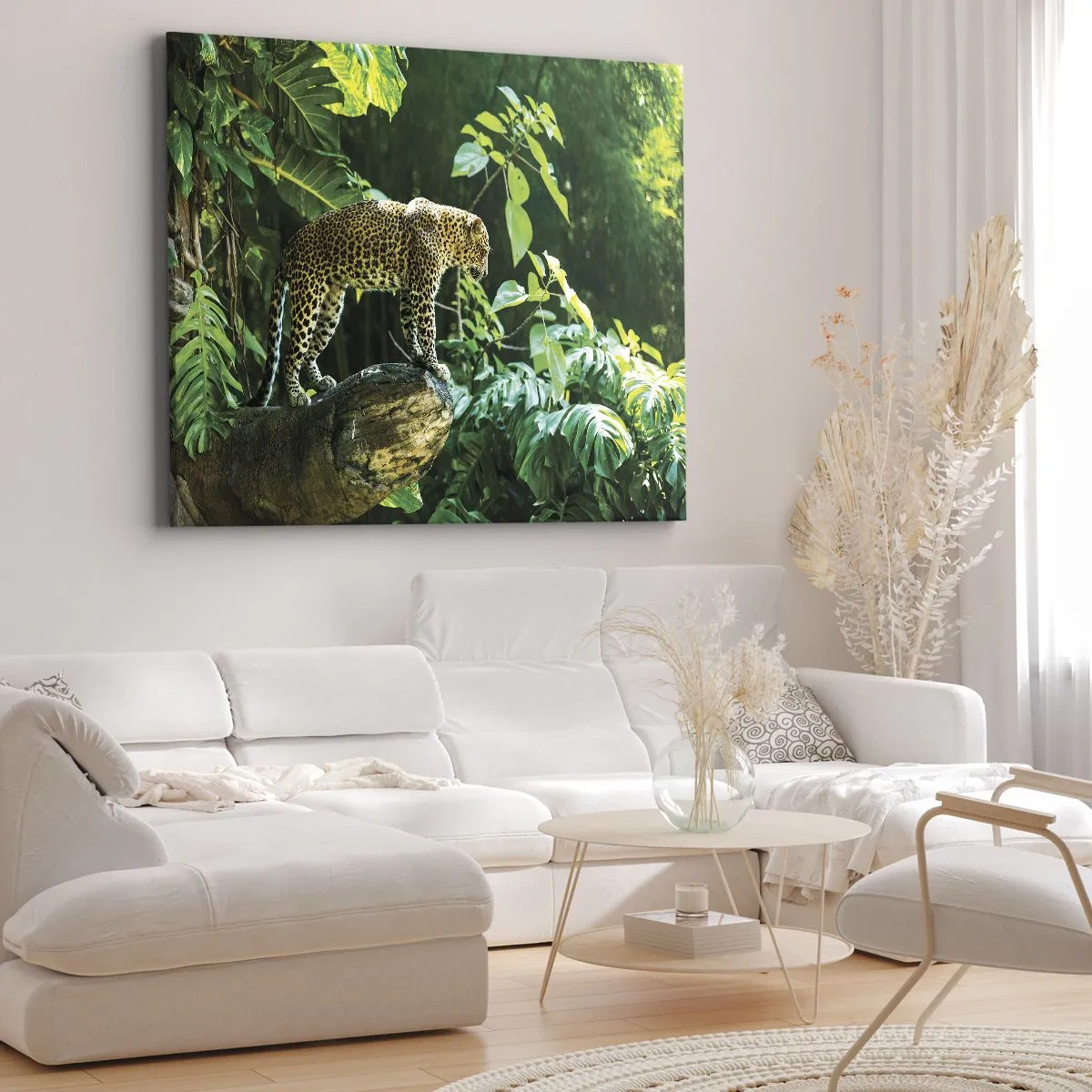 Bild auf Leinwand - Leinwandbild - Ein Leopard steht auf einem Felsen, umgeben von tropischer Vegetation - 70x50cm - Auf die Jagd? - Moderne Wanddekoration für Wohnzimmer und Schlafzimmer ARTTOR