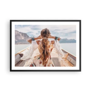 Poster in einem schwarzem Rahmen - Frau auf einem Boot mit Blick auf die Berge und das Wasser, Boho-Stil - 70x50cm - Auf dem Weg zum Glück - Moderne Wanddekoration für Wohnzimmer und Schlafzimmer ARTTOR