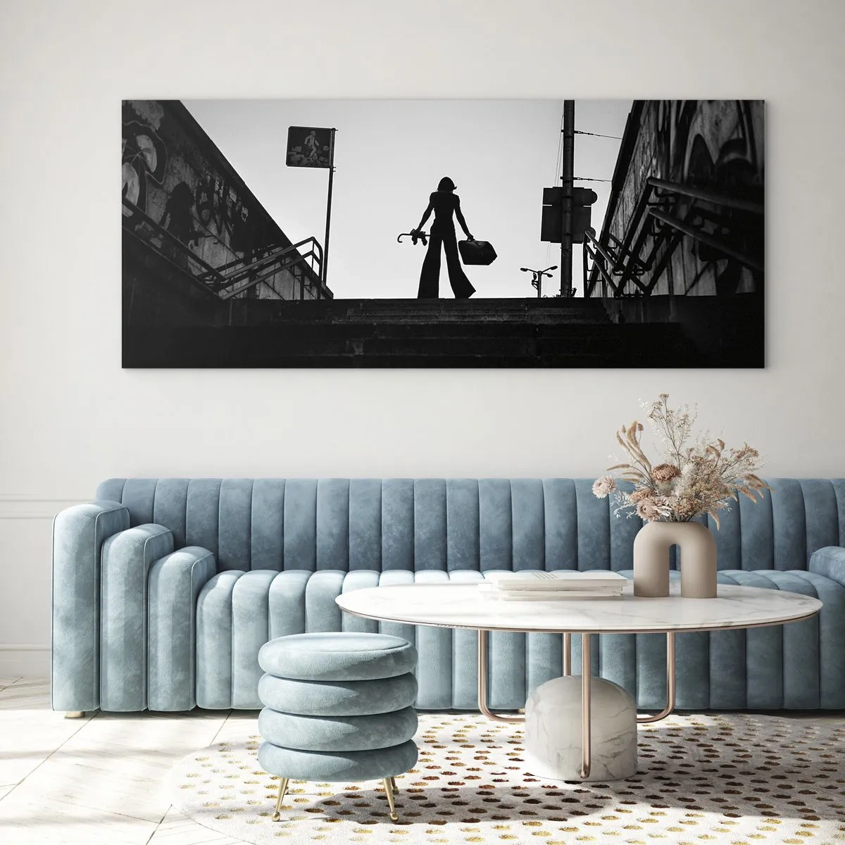 Glasbild - Bild auf glas - Eine Frauenfigur auf der Treppe in Schwarzweiß mit dynamischer Atmosphäre - 120x50cm - Städtisches Wandern - Moderne Wanddekoration für Wohnzimmer und Schlafzimmer ARTTOR