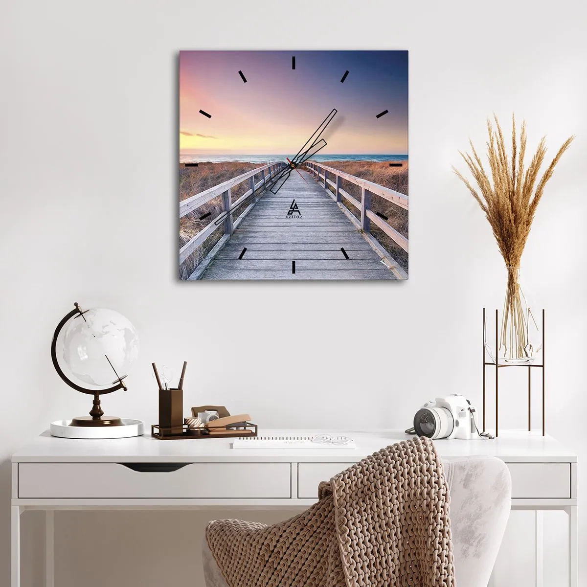 Wanduhr - Glasuhr - Ein Holzsteg führt bei Sonnenuntergang zum Strand, der Himmel ist in Pastellfarben gemalt. - 30x30cm - Baltische Abend-Aurora - Moderne Wanddekoration für Wohnzimmer und Schlafzimmer ARTTOR