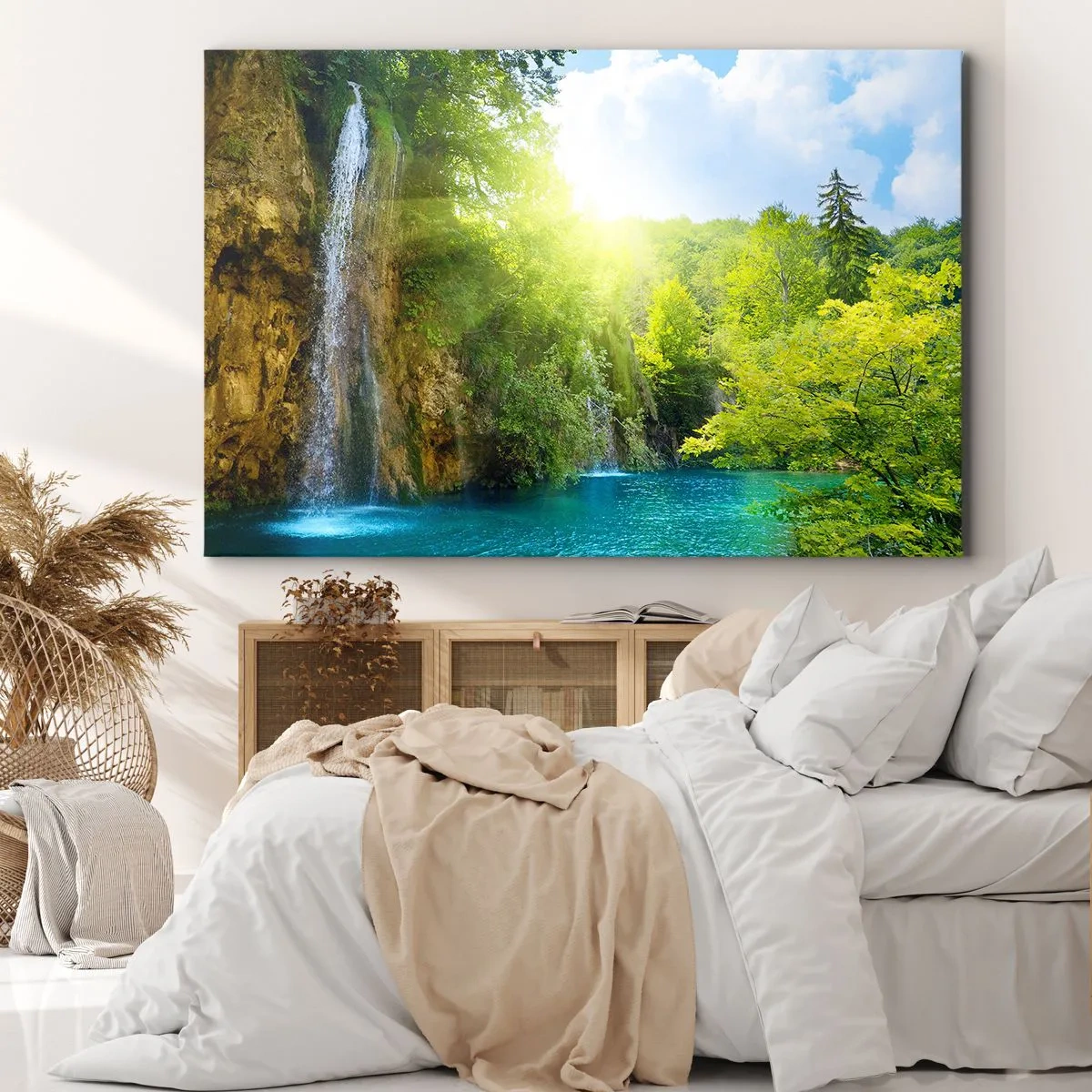 Bild auf Leinwand - Leinwandbild - Ein Wasserfall, der in einen türkisfarbenen See fließt, umgeben von Grün - 100x70cm - Es muss Eden sein - Moderne Wanddekoration für Wohnzimmer und Schlafzimmer ARTTOR