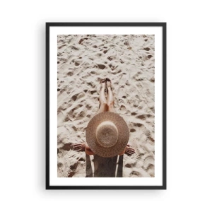 Poster in einem schwarzem Rahmen - Person, die am Strand ein Sonnenbad nimmt, Draufsicht mit einem großen Hut vor dem Sand - 50x70cm - Traumzeit - Moderne Wanddekoration für Wohnzimmer und Schlafzimmer ARTTOR