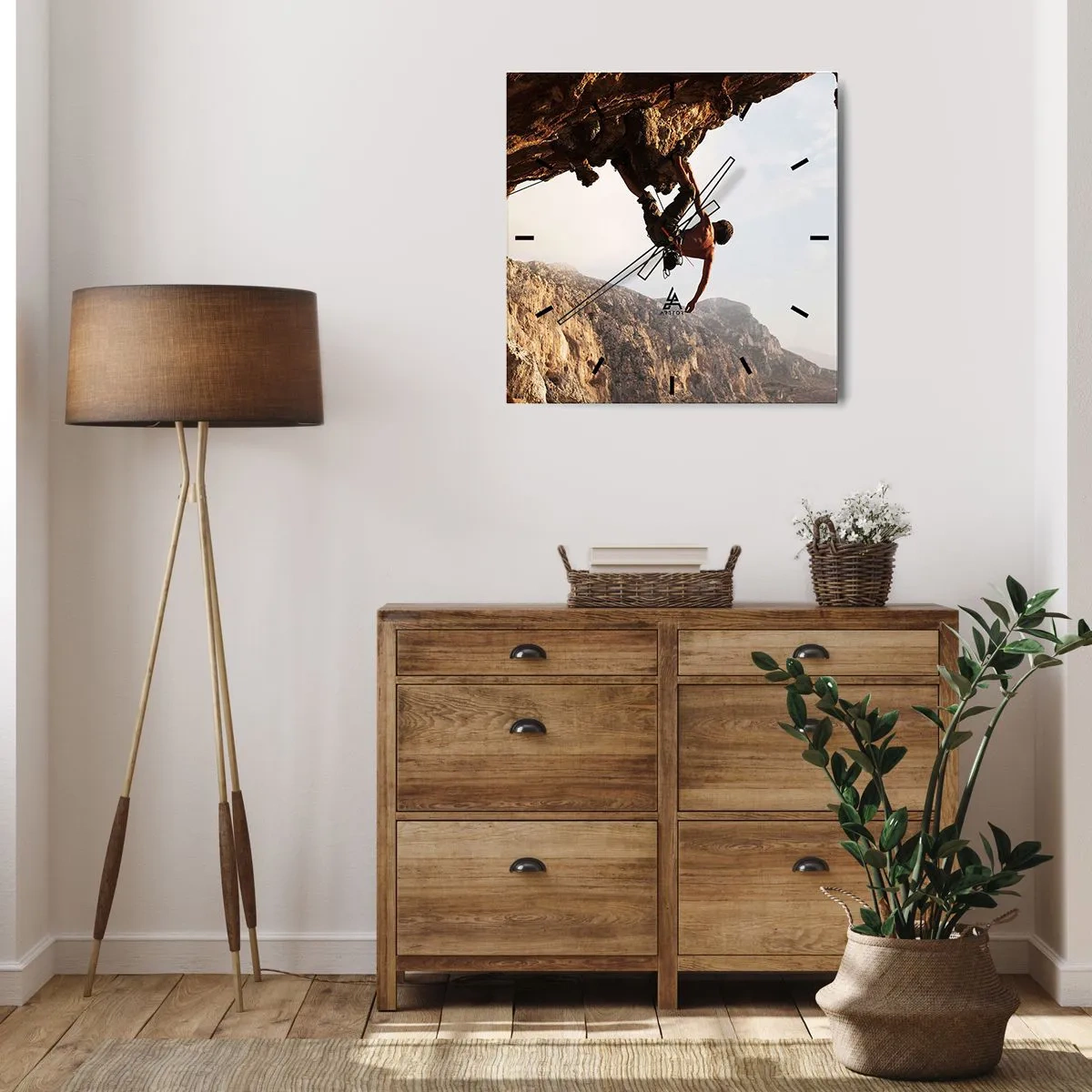 Wanduhr - Glasuhr - Ein Kletterer auf einer steilen Klippe in den Bergen im Sonnenschein - 30x30cm - Die Welt ist in einer Hand auf einem Felsblock geschrumpft - Moderne Wanddekoration für Wohnzimmer und Schlafzimmer ARTTOR