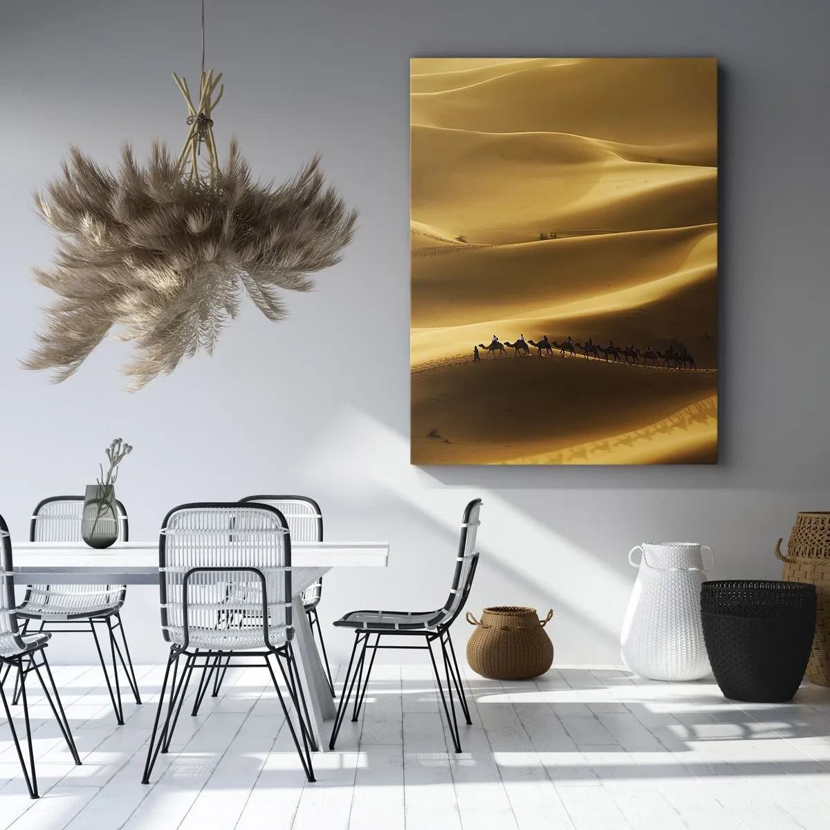 Bild auf Leinwand - Leinwandbild - Eine Karawane von Kamelen wandert durch die goldenen Dünen der Wüste. - 80x120cm - Wohnwagen in den Wüstenwellen - Moderne Wanddekoration für Wohnzimmer und Schlafzimmer ARTTOR