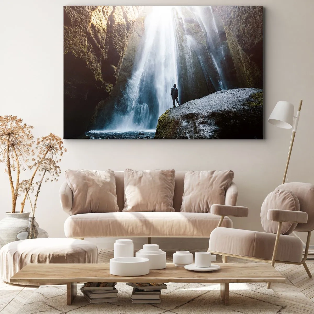 Bild auf Leinwand - Leinwandbild - Eine Figur vor der Kulisse eines majestätischen Wasserfalls in einer felsigen Schlucht - 100x70cm - Wiederherstellung der Proportionen - Moderne Wanddekoration für Wohnzimmer und Schlafzimmer ARTTOR