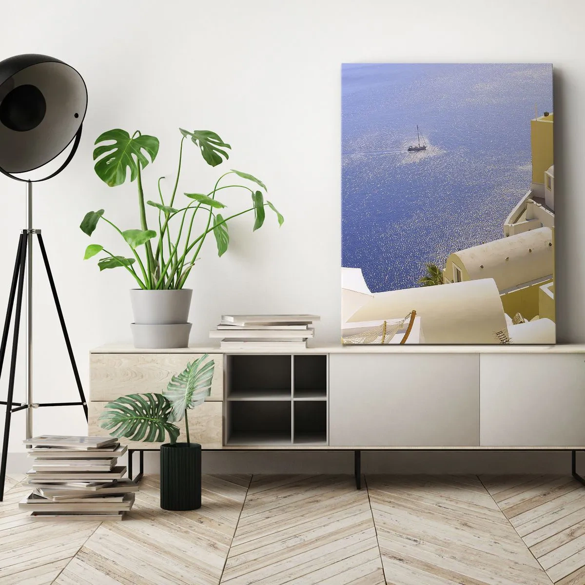 Bild auf Leinwand - Leinwandbild - Griechische Architektur mit Meerblick und einem Boot im Hintergrund - 80x120cm - Griechische Landschaft in Weiß und Blau - Moderne Wanddekoration für Wohnzimmer und Schlafzimmer ARTTOR