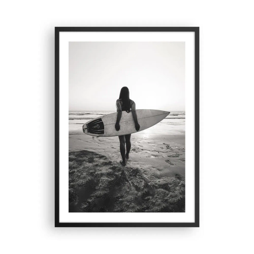 Poster in einem schwarzem Rahmen - Frau mit Surfbrett am Strand bei Sonnenuntergang - 50x70cm - Die Tochter der Meereswelle - Moderne Wanddekoration für Wohnzimmer und Schlafzimmer ARTTOR