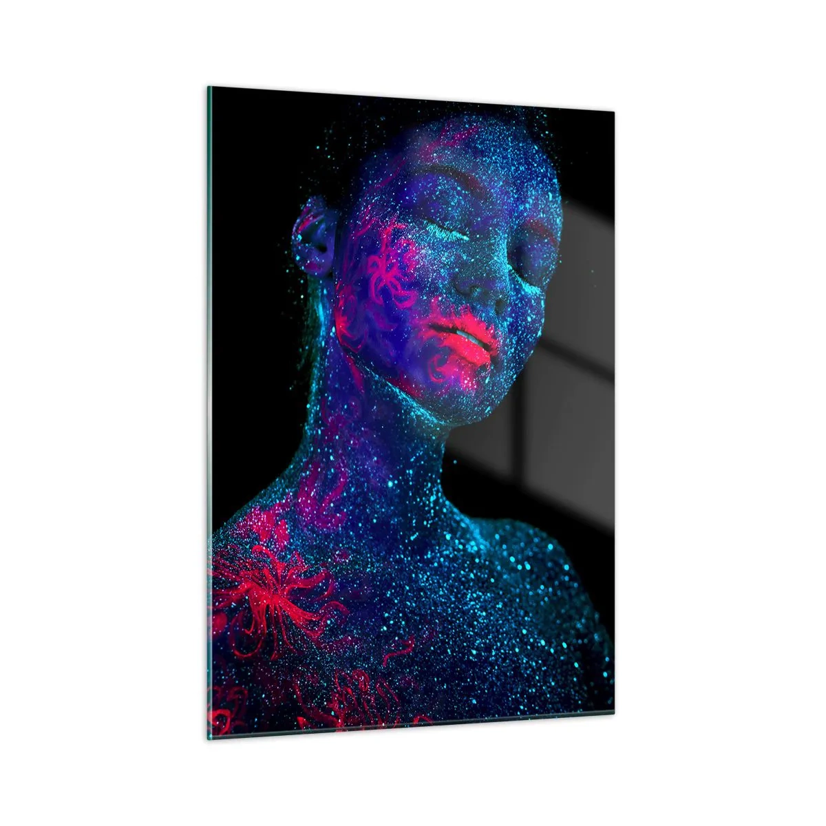 Glasbild - Bild auf glas - Porträt einer Frau mit fluoreszierender Körperbemalung - 50x70cm - Im Sternenstaub - Moderne Wanddekoration für Wohnzimmer und Schlafzimmer ARTTOR