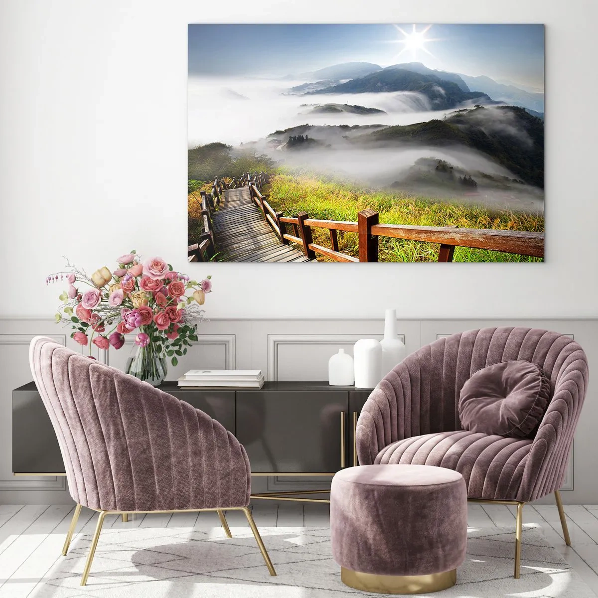 Glasbild - Bild auf glas - Berglandschaft mit Nebel und einem Holzweg bei Sonnenaufgang - 70x50cm - Gewebt aus Lichtschein und Nebel - Moderne Wanddekoration für Wohnzimmer und Schlafzimmer ARTTOR