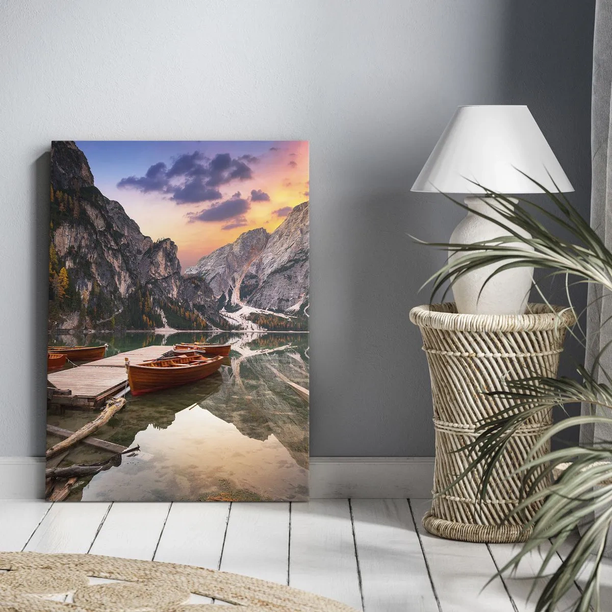Bild auf Leinwand - Leinwandbild - Bergsee mit Booten bei Sonnenuntergang - 50x70cm - Versprechen des Tages - Moderne Wanddekoration für Wohnzimmer und Schlafzimmer ARTTOR
