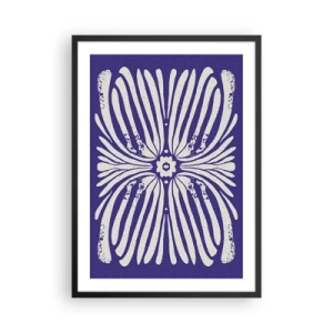 Poster in einem schwarzem Rahmen - Symmetrisches Retro-Blumenmuster auf marineblauem Hintergrund - 50x70cm - Ethnische Inspirationen - Moderne Wanddekoration für Wohnzimmer und Schlafzimmer ARTTOR