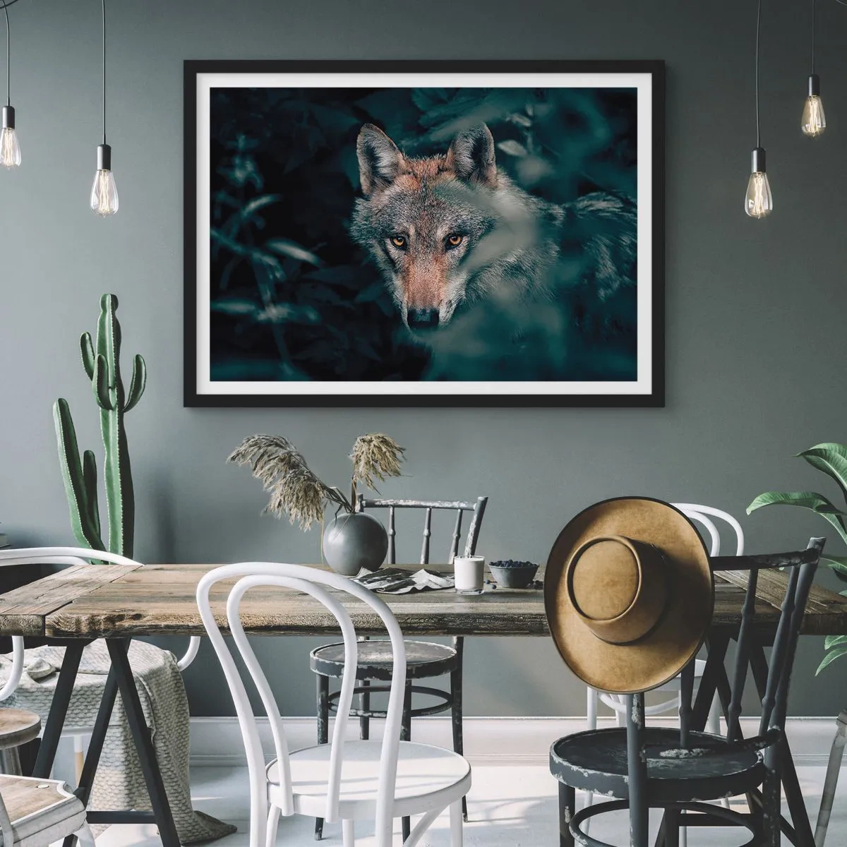 Poster in einem schwarzem Rahmen - Ein Wolf in seiner natürlichen Umgebung, der aus den Tiefen des Waldes hervorschaut. - 100x70cm - Jäger - Moderne Wanddekoration für Wohnzimmer und Schlafzimmer ARTTOR