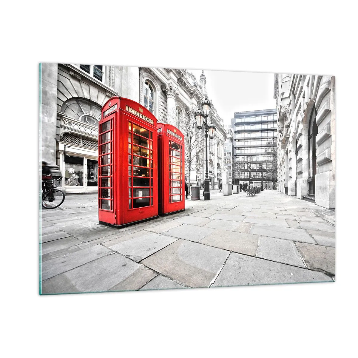 Glasbild - Bild auf glas - Rote Telefonzellen vor dem Hintergrund einer Stadtstraße - 120x80cm - Willkommen in London - Moderne Wanddekoration für Wohnzimmer und Schlafzimmer ARTTOR