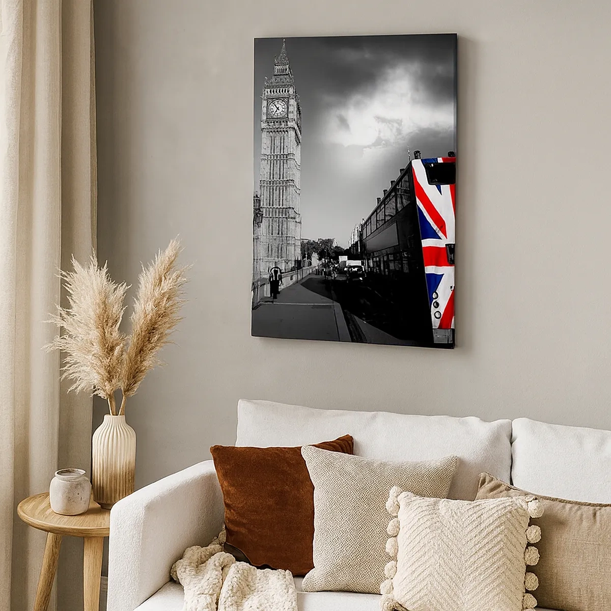 Bild auf Leinwand - Leinwandbild - Big Ben und ein Bus mit britischer Flagge vor schwarz-weißem Hintergrund - 50x70cm - Stolz und toll - Moderne Wanddekoration für Wohnzimmer und Schlafzimmer ARTTOR