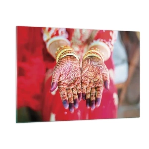 Glasbild - Bild auf glas - Henna-Hände in traditioneller Kleidung vor rotem Hintergrund - 120x80cm - Bereit, das Glück zu fangen? - Moderne Wanddekoration für Wohnzimmer und Schlafzimmer ARTTOR