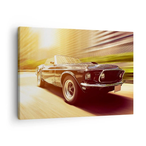 Bild auf Leinwand - Leinwandbild - Ein Oldtimer in Bewegung vor urbaner Kulisse - 70x50cm - 1967 - die Legende kehrt zurück - Moderne Wanddekoration für Wohnzimmer und Schlafzimmer ARTTOR