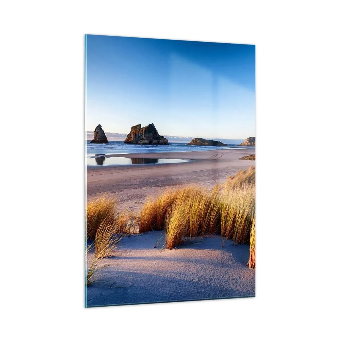 Glasbild - Bild auf glas - Ein Strand im Morgengrauen mit Gras und Felsen im Hintergrund und einem ruhigen Meer - 50x70cm - Für Friedenssuchende - Moderne Wanddekoration für Wohnzimmer und Schlafzimmer ARTTOR