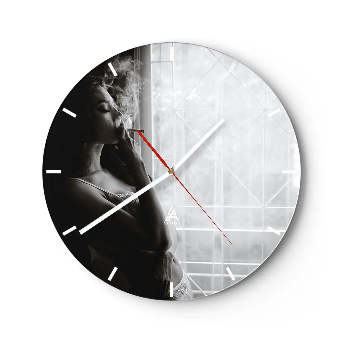 Wanduhr - Glasuhr - Eine Frau raucht eine Zigarette am Fenster in Schwarzweiß - 30x30cm - Sinnlicher Moment - Moderne Wanddekoration für Wohnzimmer, Küche und Schlafzimmer ARTTOR