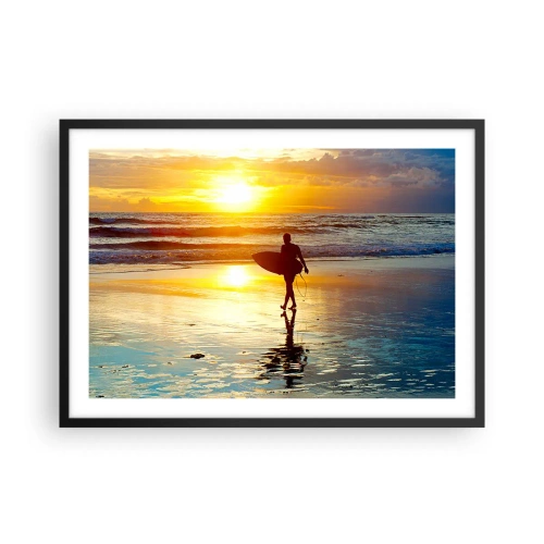 Poster in einem schwarzem Rahmen - Ein Surfer geht bei Sonnenuntergang mit einem Brett in der Hand am Strand spazieren. - 70x50cm - Die Rückkehr des Kriegers - Moderne Wanddekoration für Wohnzimmer und Schlafzimmer ARTTOR