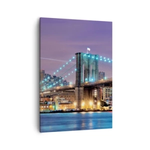Bild auf Leinwand - Leinwandbild - Brooklyn Bridge bei Nacht mit der beleuchteten Stadt im Hintergrund - 50x70cm - Seit vielen Jahren die Brooklyn Bridge - Moderne Wanddekoration für Wohnzimmer und Schlafzimmer ARTTOR
