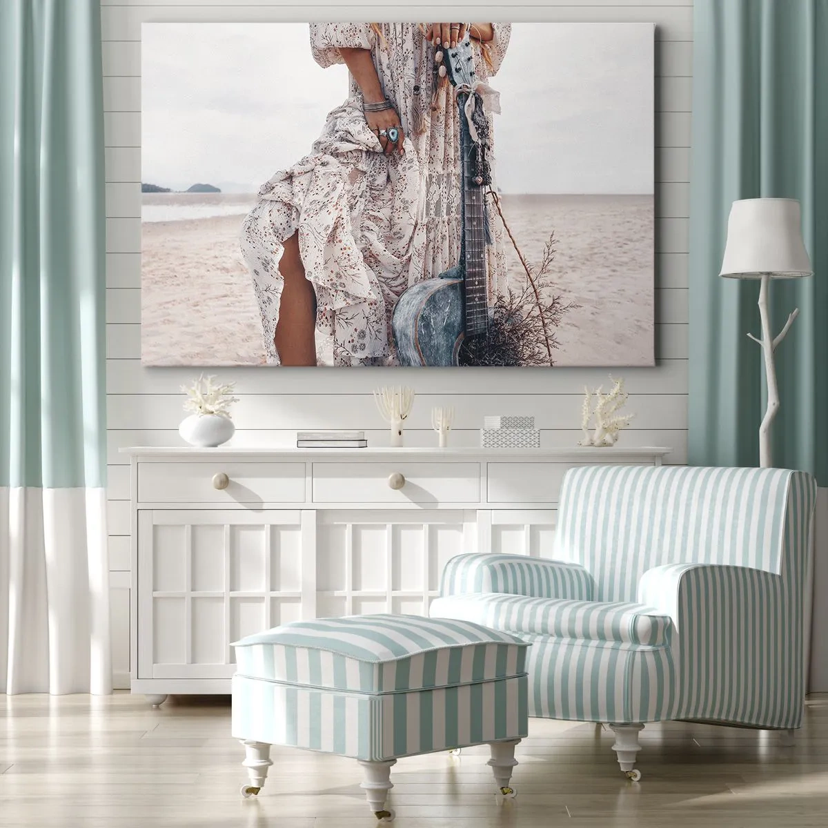 Bild auf Leinwand - Leinwandbild - Frau im Boho-Stil mit Gitarre am Strand - 100x70cm - Kinderblumen auf dem Weg - Moderne Wanddekoration für Wohnzimmer und Schlafzimmer ARTTOR