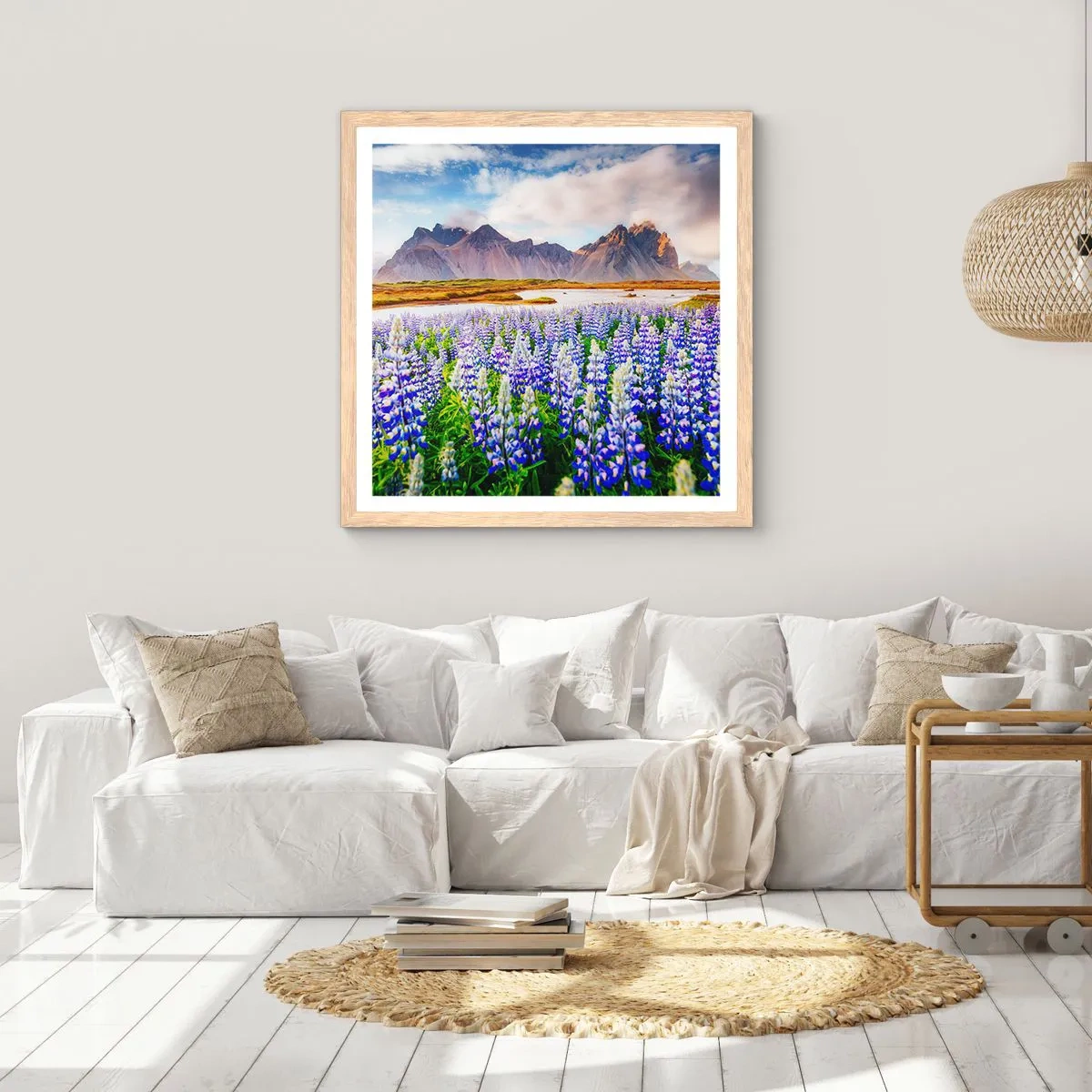 Poster in einem Rahmen aus heller Eiche - Kraft und Strenge neben Sanftmut - 50x50 cm