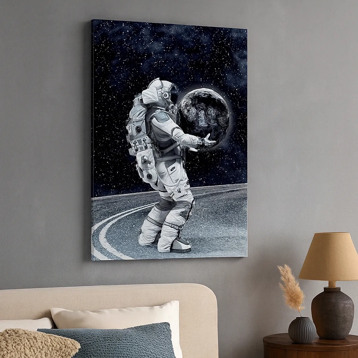 Bild auf Leinwand - Leinwandbild - Astronaut mit Erde vor dem Sternenhimmel - 50x70cm - Auf der Milchstraße - Moderne Wanddekoration für Wohnzimmer und Schlafzimmer ARTTOR