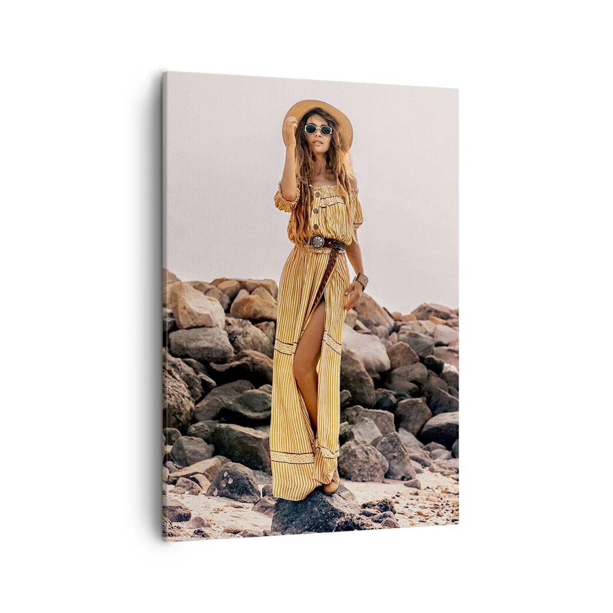 Bild auf Leinwand - Leinwandbild - Eine Frau im Boho-Stil vor einem felsigen Strandhintergrund - 50x70cm - Die Magie der Steine - Moderne Wanddekoration für Wohnzimmer und Schlafzimmer ARTTOR