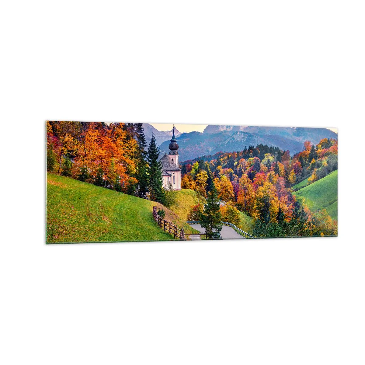 Glasbild - Bild auf glas - Herbstliche Berglandschaft mit Kapelle und Sonnenuntergang - 140x50cm - Landschaftsartige Malerei - Moderne Wanddekoration für Wohnzimmer und Schlafzimmer ARTTOR