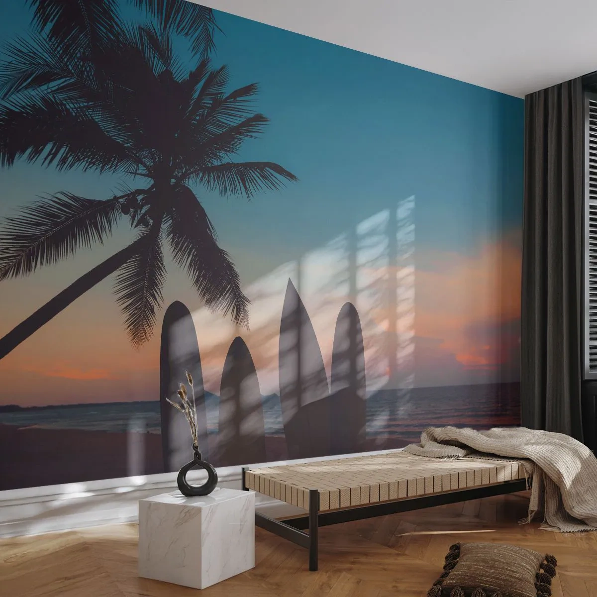 Fototapete Premium Sand - Palme und Surfbretter vor dem Sonnenuntergang - 100x70cm - Morgen wird es auch lustig - Moderne Wanddekoration für Wohnzimmer und Schlafzimmer ARTTOR