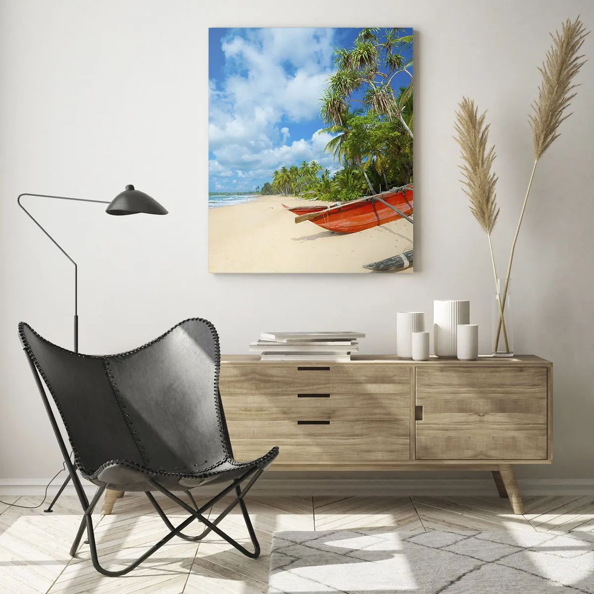 Glasbild - Bild auf glas - Tropischer Strand mit Palmen und bunten Booten - 70x100cm - Der Charme der Tropen - Moderne Wanddekoration für Wohnzimmer und Schlafzimmer ARTTOR