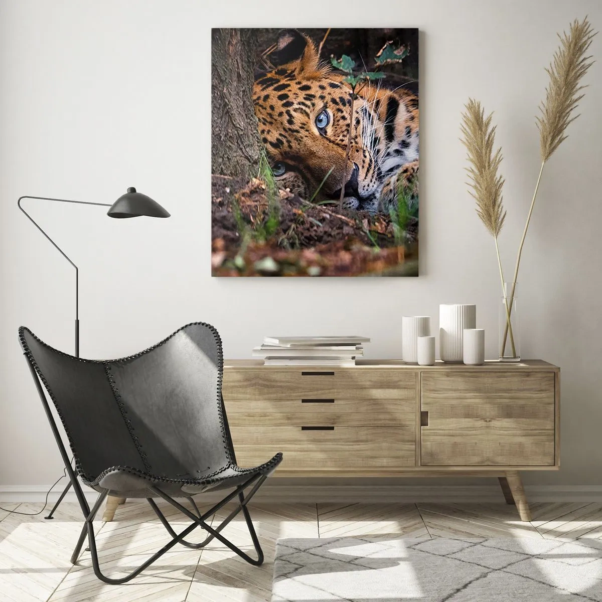 Glasbild - Bild auf glas - Ein Jaguar liegt auf dem Boden und blickt ruhig in die Kamera. - 50x70cm - Vertrau mir - Moderne Wanddekoration für Wohnzimmer und Schlafzimmer ARTTOR
