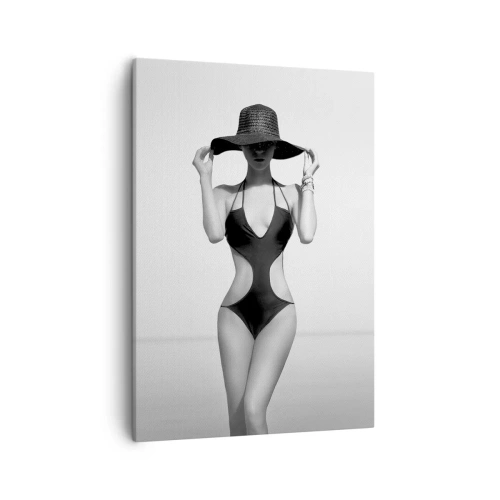 Bild auf Leinwand - Leinwandbild - Schwarz-weiße Silhouette einer Frau mit Hut vor dem Meereshintergrund - 50x70cm - Mein Name ist: Eleganz - Moderne Wanddekoration für Wohnzimmer und Schlafzimmer ARTTOR
