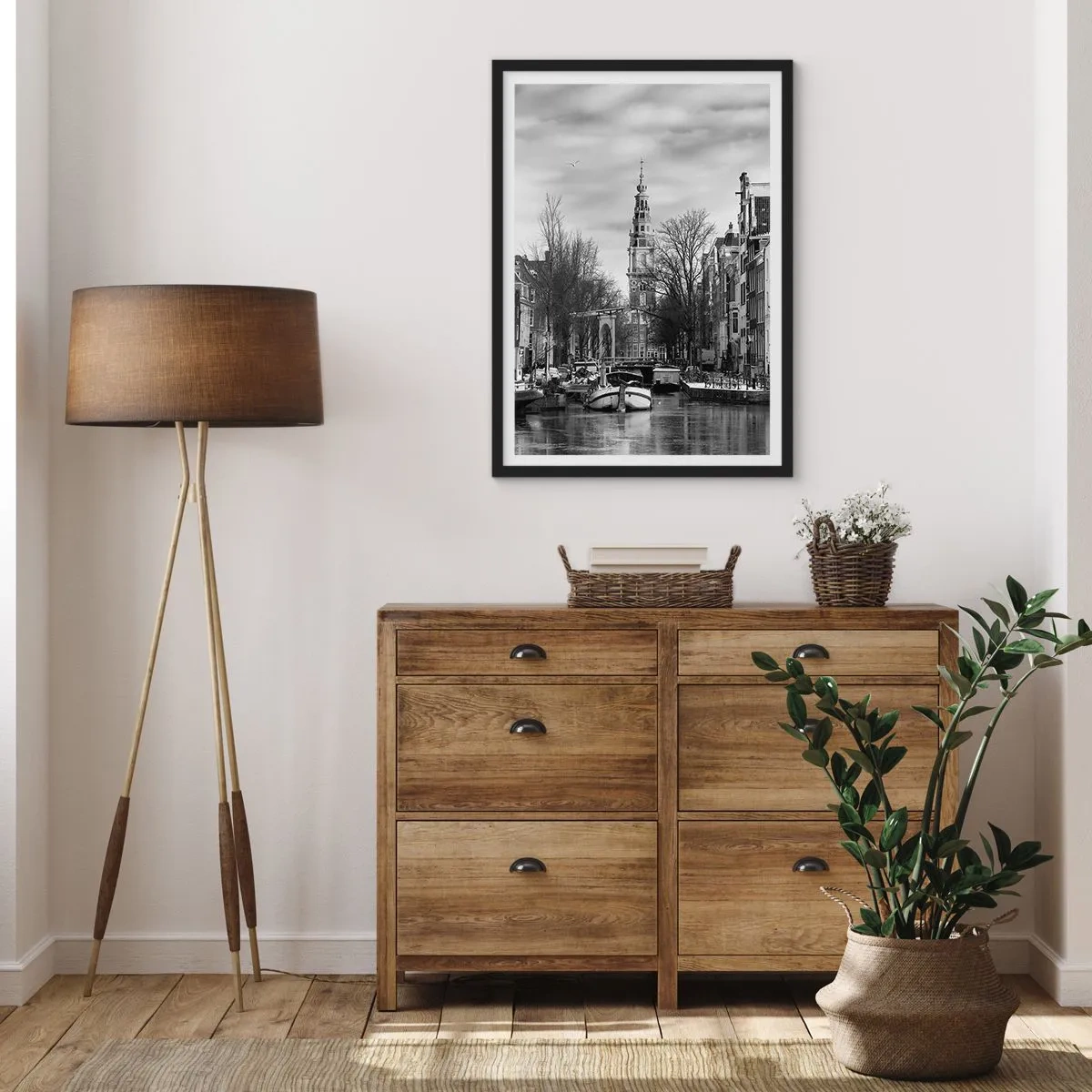 Poster in einem schwarzem Rahmen - Eine Schwarzweißansicht des Kanals mit einem historischen Turm im Hintergrund. - 50x70cm - Amsterdamer Atmosphäre - Moderne Wanddekoration für Wohnzimmer und Schlafzimmer ARTTOR