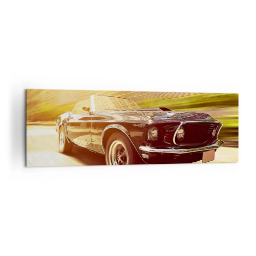 Bild auf Leinwand - Leinwandbild - Ein Oldtimer in Bewegung vor urbaner Kulisse - 160x50cm - 1967 - die Legende kehrt zurück - Moderne Wanddekoration für Wohnzimmer und Schlafzimmer ARTTOR