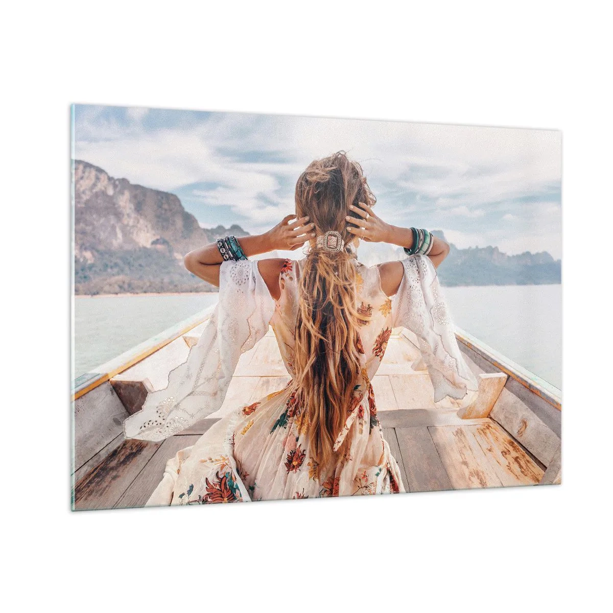 Glasbild - Bild auf glas - Eine Frau auf einem Boot blickt auf die Berge und den See. - 100x70cm - Auf dem Weg zum Glück - Moderne Wanddekoration für Wohnzimmer und Schlafzimmer ARTTOR