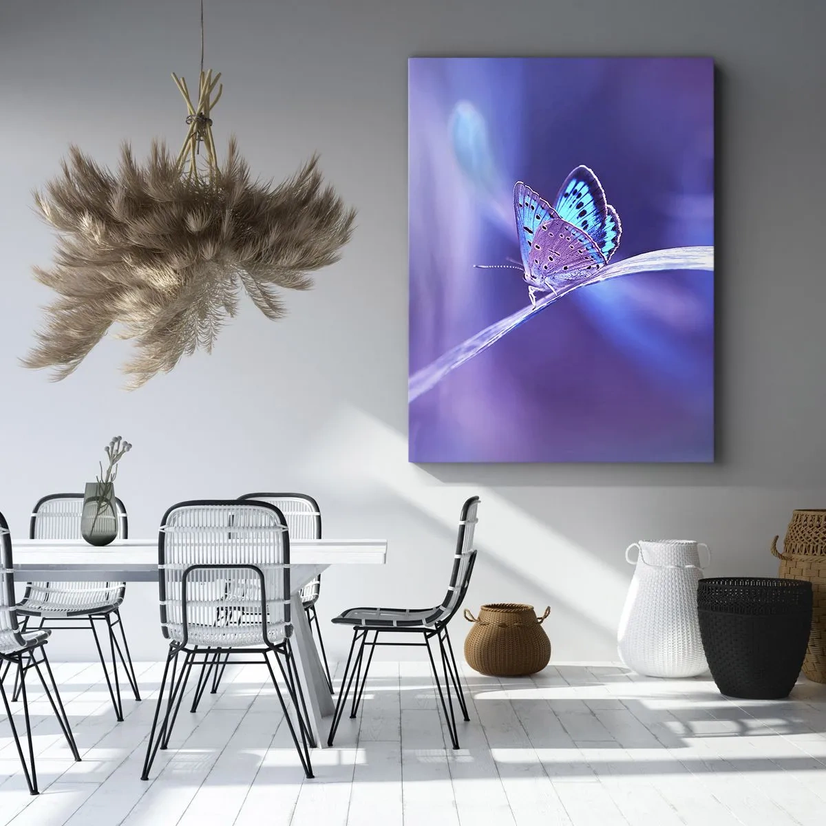 Bild auf Leinwand - Leinwandbild - Ein zarter blauer Schmetterling auf einem Stängel in violettem Licht - 80x120cm - Ein Juwel der Natur - Moderne Wanddekoration für Wohnzimmer und Schlafzimmer ARTTOR