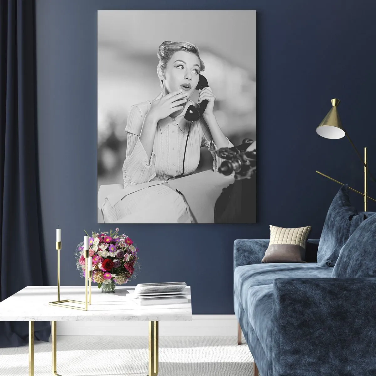 Glasbild - Bild auf glas - Eine Frau telefoniert an einer Schreibmaschine - 70x100cm - Hallo, wir sind in den 1950er Jahren. - Moderne Wanddekoration für Wohnzimmer und Schlafzimmer ARTTOR