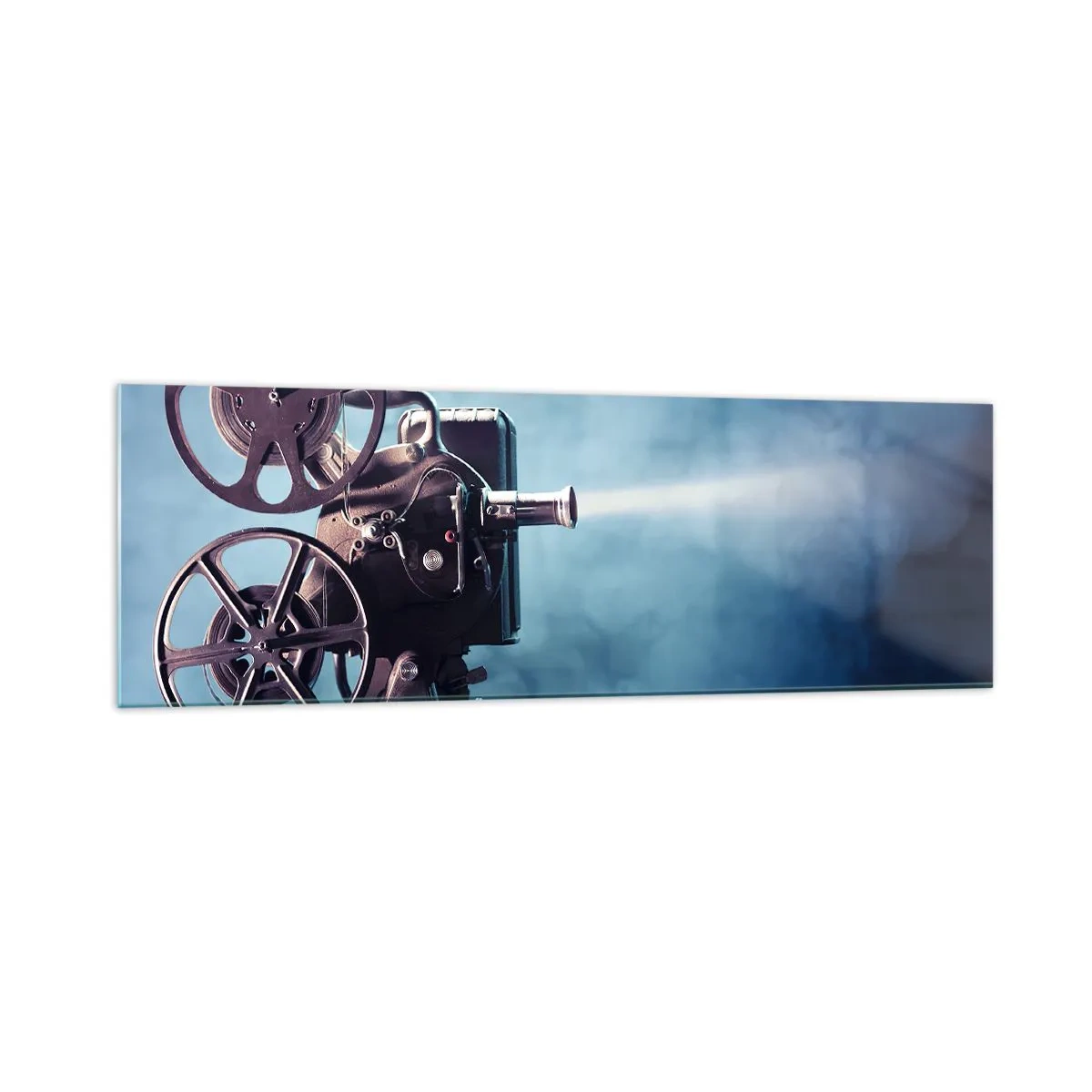 Glasbild - Bild auf glas - Ein alter Filmprojektor wirft Licht vor einen blauen Hintergrund - 160x50cm - Im alten Kino - Moderne Wanddekoration für Wohnzimmer und Schlafzimmer ARTTOR