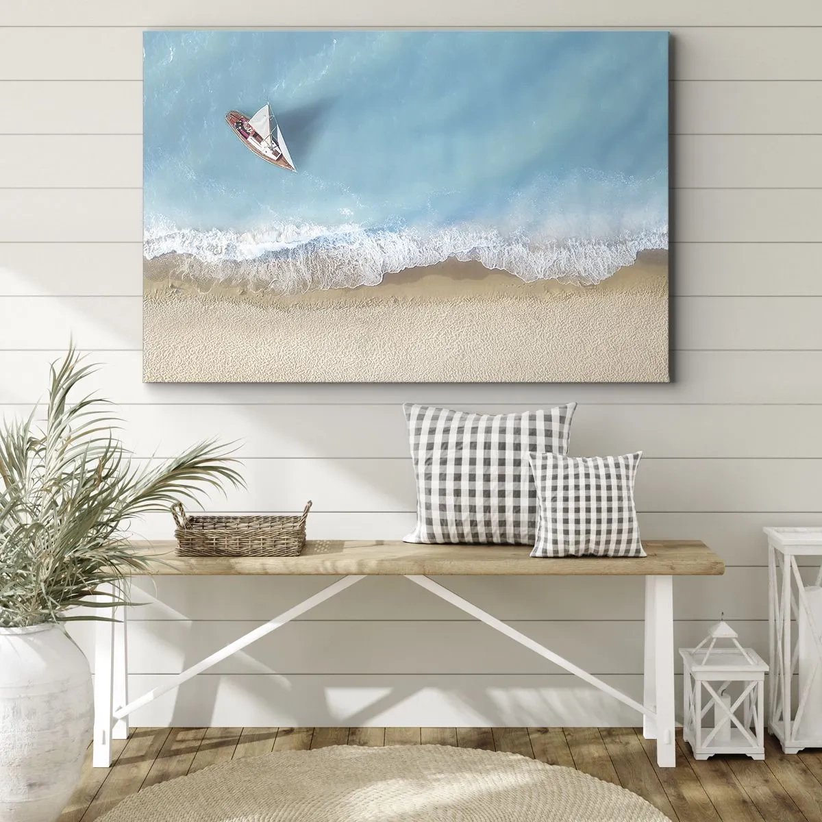Bild auf Leinwand - Leinwandbild - Eine Vogelperspektive auf ein Boot am Strand - 70x50cm - An der Grenze von Blau und Gold - Moderne Wanddekoration für Wohnzimmer und Schlafzimmer ARTTOR