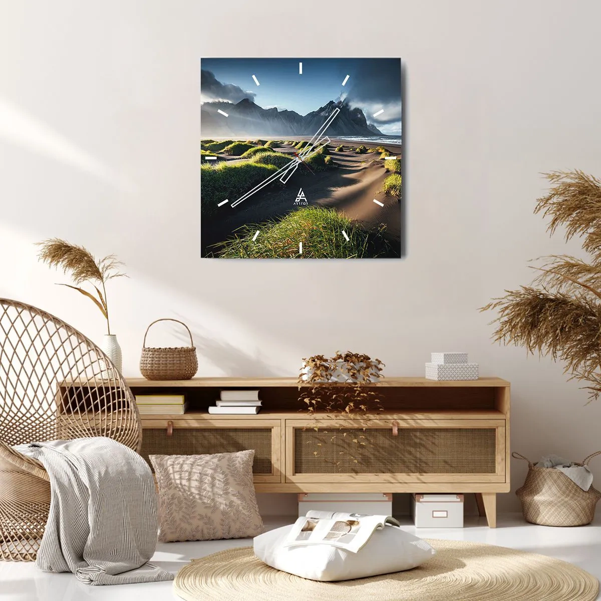 Wanduhr - Glasuhr - Grüne Dünen mit Bergkulisse unter blauem Himmel - 30x30cm - Harmonie der Elemente - Moderne Wanddekoration für Wohnzimmer und Schlafzimmer ARTTOR