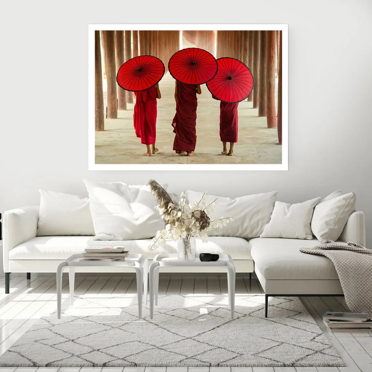 Poster - Drei Mönche mit roten Regenschirmen in traditioneller Architektur - 100x70cm - Auf dem Weg ins Reine Land - Moderne Wanddekoration für Wohnzimmer und Schlafzimmer ARTTOR